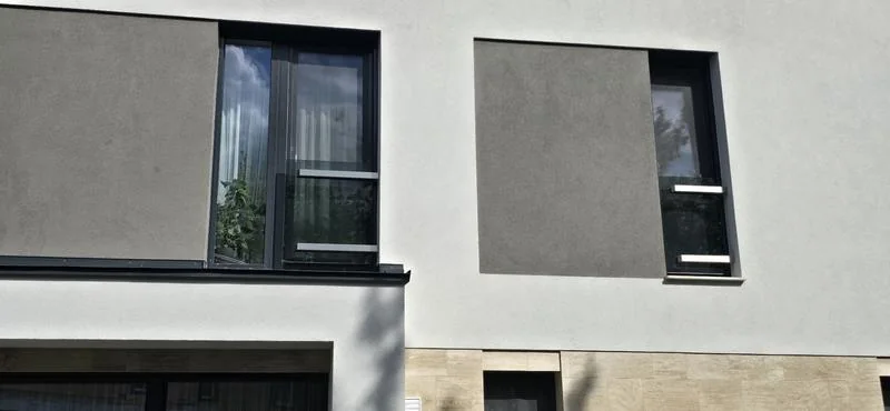 Homlokzati részlet nagyméretű nyílászárókkal