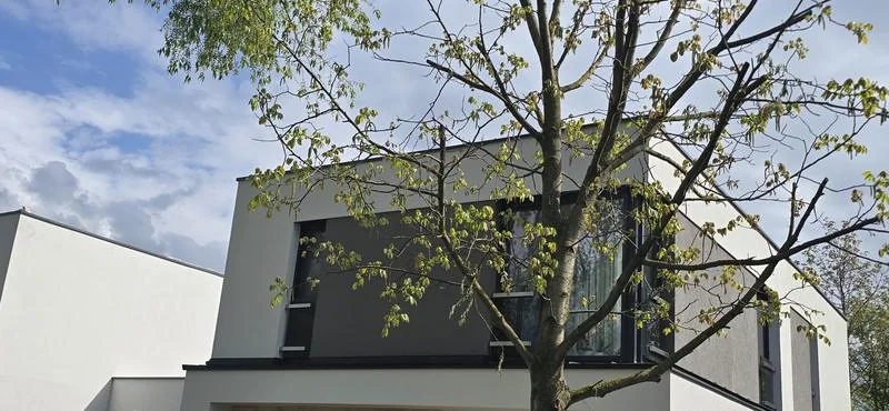 Modern családi ház a telek felől